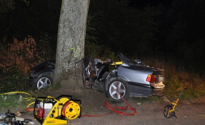  BMW uderzyło w drzewo, kierujący prawo jazdy miał jeden dzień. Zginął na miejscu