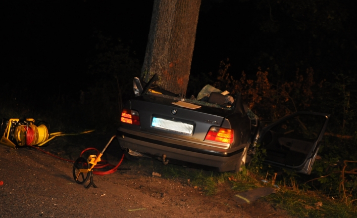  BMW uderzyło w drzewo, kierujący prawo jazdy miał jeden dzień. Zginął na miejscu