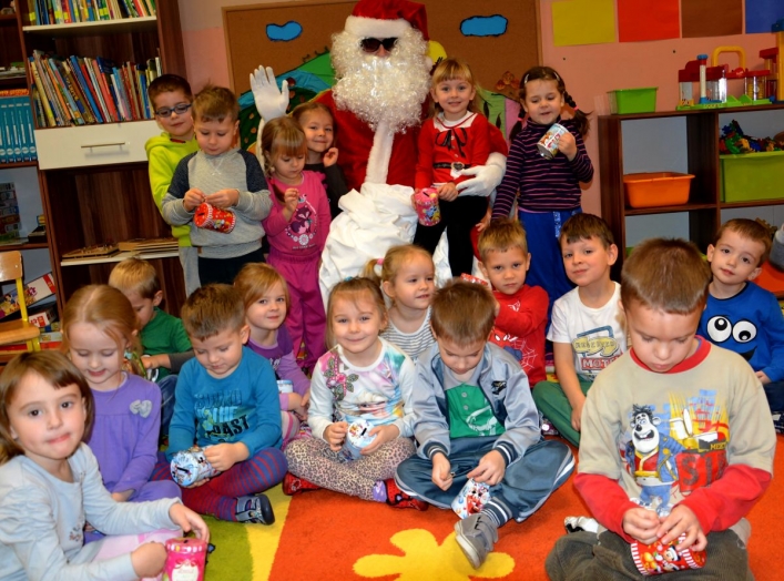  Św. Mikołaj i worek prezentów. Przedświąteczna zabawa w Przedszkolu Nr 23 i „Dorotce”
