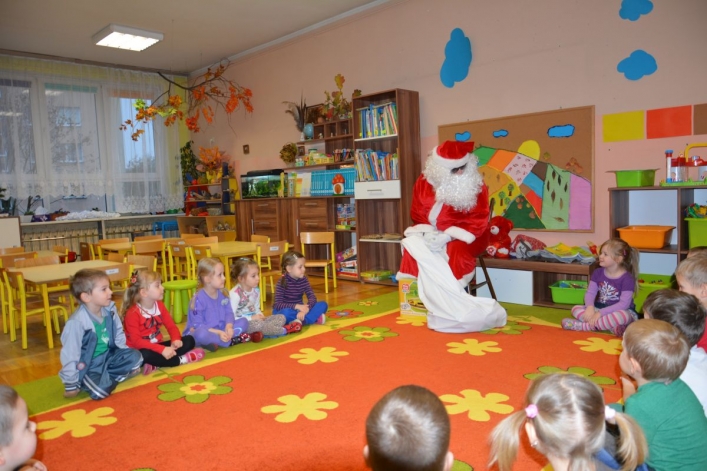  Św. Mikołaj i worek prezentów. Przedświąteczna zabawa w Przedszkolu Nr 23 i „Dorotce”