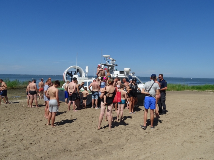  Turyści zwiedzali poduszkowca wartego prawie cztery miliony złotych (+zdjęcia)