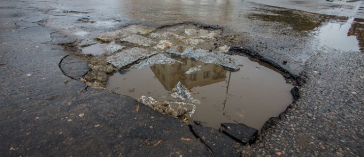 Daj znać: Uważaj jak jeździsz. Dziury na parkingu przed ZUS-em