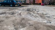 Parkingowe dziury wyglądają jak po bombardowaniu. Kiedy doczekamy się remontu parkingu Nad Jarem?