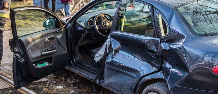 Poważny wypadek na Grunwaldzkiej. Samochód zderzył się z tramwajem, jedna osoba ranna