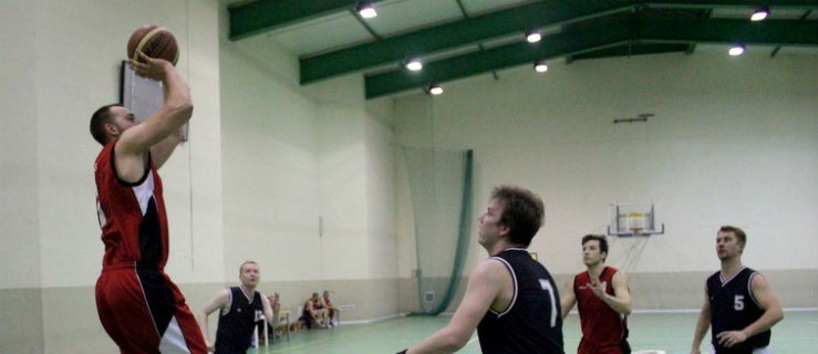 W lidze koszykówki Official Team dogonił lidera