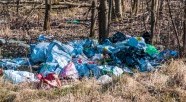 Alkohol i śmieci. Tak wygląda wjazd na Modrzewinę