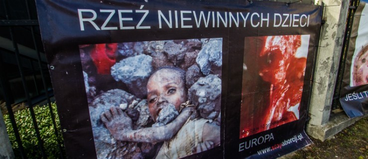 Drastyczne zdjęcia przy kościele. Ludzie zaskoczeni