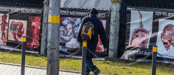 Policja zajmie się sprawą plakatów przy kościele
