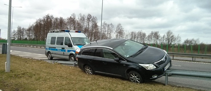 Wpadł w barierki i uciekł z miejsca zdarzenia. Policjanci prowadzą poszukiwania