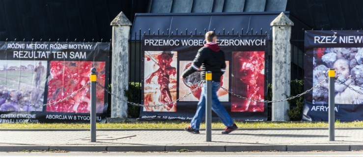 Policja prowadzi czynności sprawdzające w sprawie plakatów przy kościele