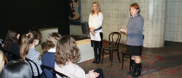 Teatralny spektakl oraz  spotkanie z policjantką oraz terapeutą