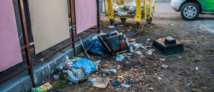 Kolejne śmieci zalewają nasze miasto. Tym razem ul. Brzozowa