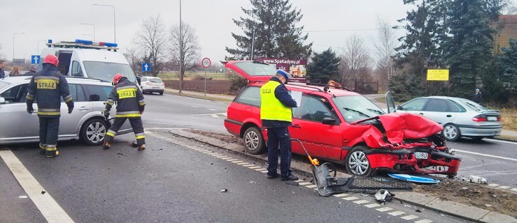 Zderzenie trzech samochodów w Kazimierzowie. Dwie osoby ranne