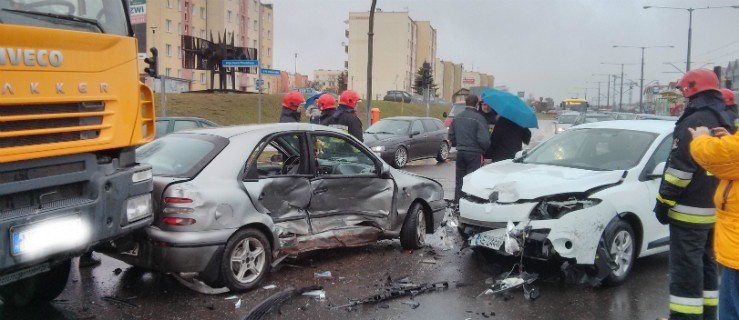 Groźny wypadek na skrzyżowaniu. Zderzyły się cztery auta