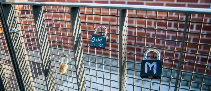 Kłódki zakochanych na moście. Nowa moda w Elblągu?