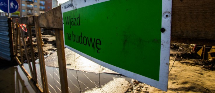 Budowa sądu toczy się niemrawo. Powodem podmokły grunt