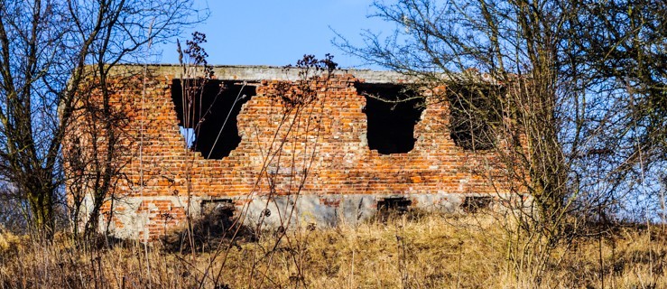 Ruiny straszą na Modrzewinie. Czy ktoś to zabezpieczy?