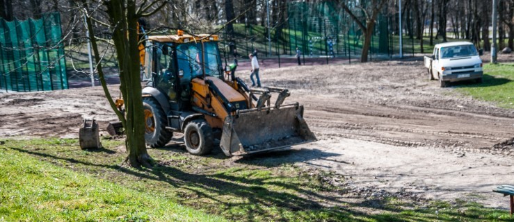 Trwa naprawa szkód na boisku do piłki nożnej na Osiedlu Zawada