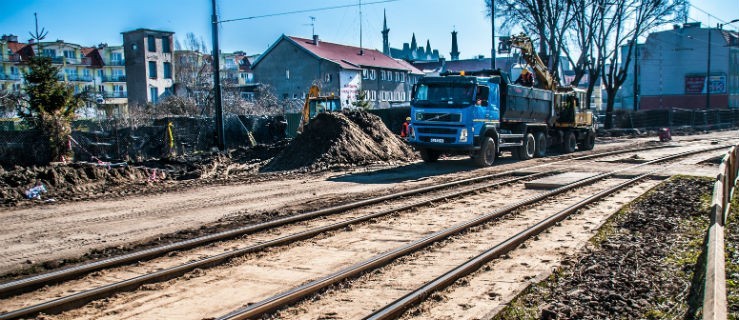 Zamiast po drodze jeżdżą po... torach tramwajowych
