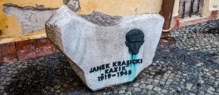 Pomnik Janka Krasickiego zalega pod muzeum. Czy to odpowiednie miejsce?
