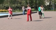 Chodzili wokół fontanny i czytali książki