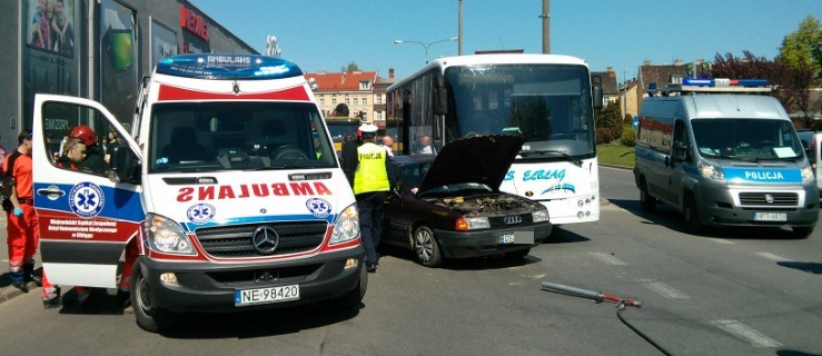 Kolizja auta osobowego z autobusem. Droga jest zablokowana