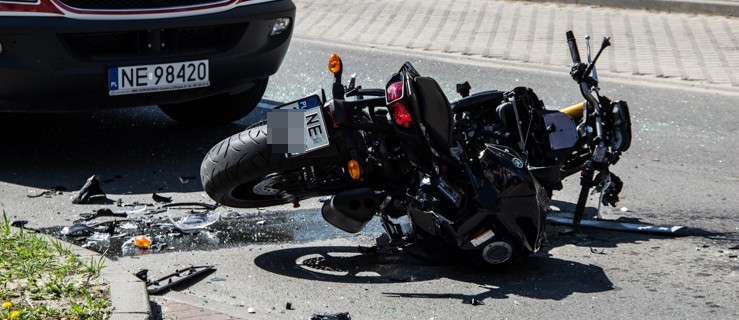 Wypadek na ul. Wiejskiej. Motocyklista jest poszkodowany