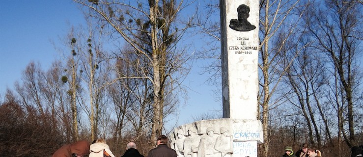 Przed przyjazdem Rosjan zdewastowano pomnik gen. Czerniachowskiego