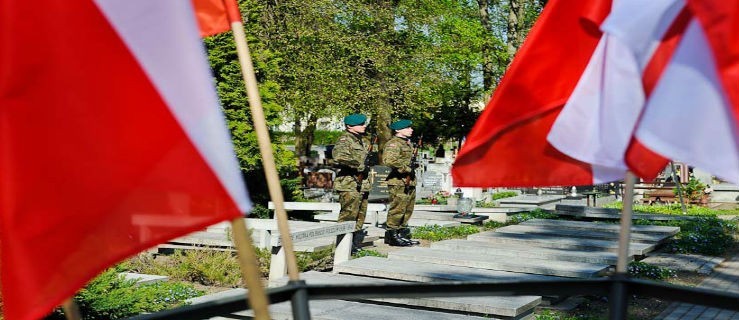 Obchody 8 i 9 maja. Na grobach i pod pomnikami