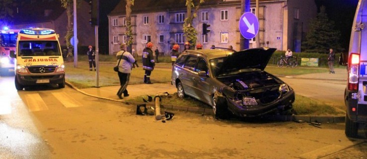 Pijany agresywny kierowca zatrzymał się… na sygnalizatorze