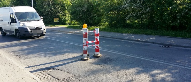 Jak wygląda łatanie dziur po elbląsku? Postawmy słupek!