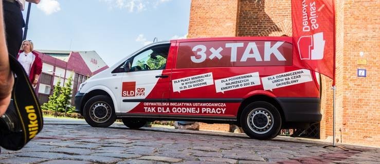 Czerwony bus SLD odwiedził Elbląg