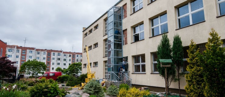 Winda w IV Liceum Ogólnokształcącym. Trwają prace wykończeniowe