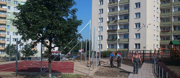 Plac zabaw na ul.Brzeskiej prawie gotowy. Kolejny na ul.Robotniczej