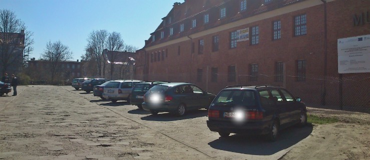 Bezpłatny parking na Starym Mieście zostanie? Brak chętnych na kupno działki