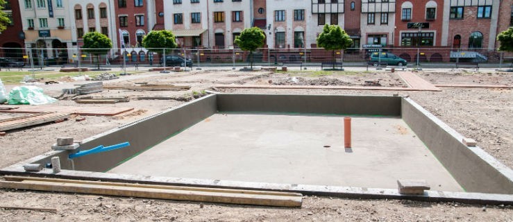 Przebudowa placu katedralnego trwa. Jest podstawa fontanny