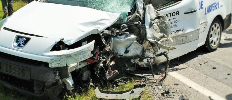 Wypadek na drodze krajowej 22. Dwa samochody zderzyły się czołowo