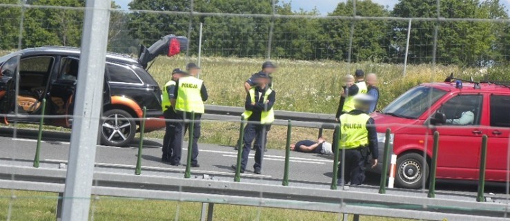 Policjanci za pomocą kolczatki zatrzymali luksusowe Audi
