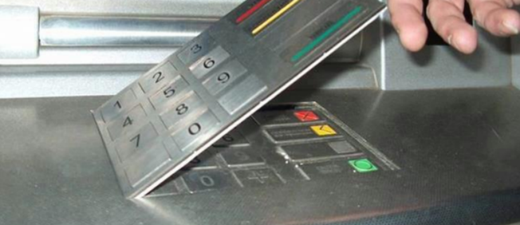 Jak złodzieje okradają nas przy bankomatach?