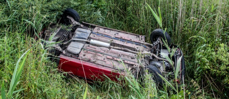 Opel w rowie, a kierowcy brak