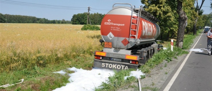 Cysterna pełna paliwa wpadła do rowu. O włos od tragedii