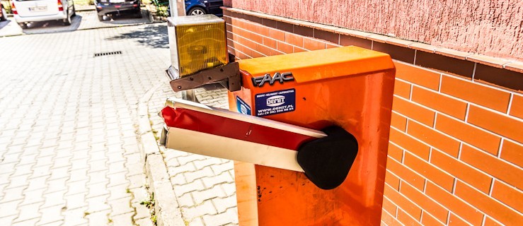 Pijani mężczyźni zniszczyli szlaban przy ul. Nitschmanna