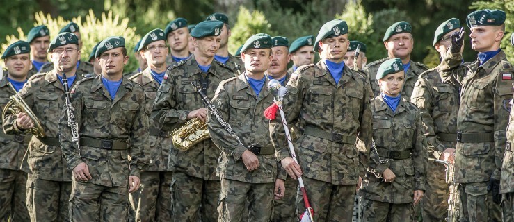 Bój o sztandar. Radni sceptyczni wobec prezentu dla wojska