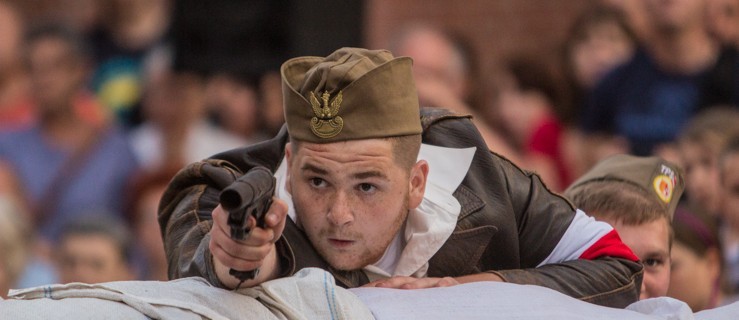 Szturm na barykadę. Patriotyczna inscenizacja na Starym Mieście