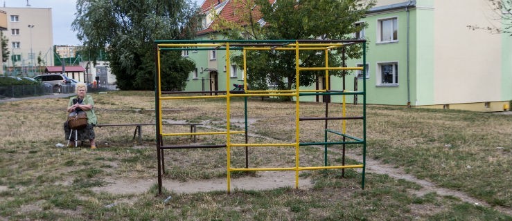 Dzieci bawią się pod blokiem, bo nie mają placów zabaw