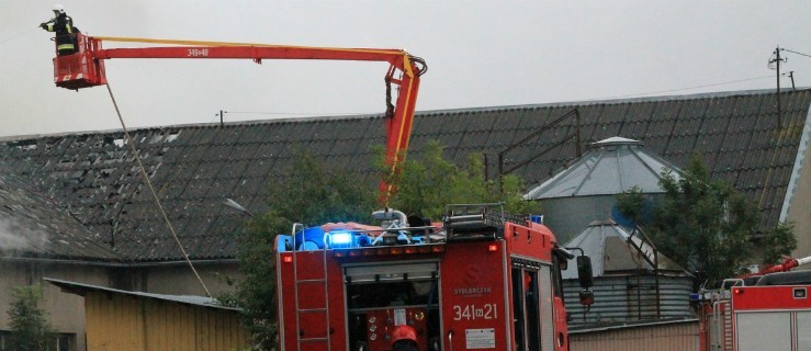 Strażacy walczą z pożarem obory w Jeziorze