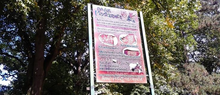 Park Modrzewie straszy tablicą informacyjną