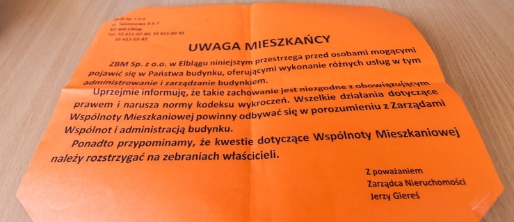 Zarządca straszy mieszkańców. W klatkach wiszą ostrzeżenia