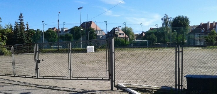 Parking dla… ptaków przy Hotelu Stadion. Nie ma klientów