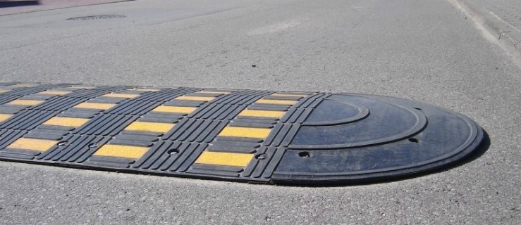 Spowalniacze znikły, spowalniacze są znów. Na Starym Mieście też?